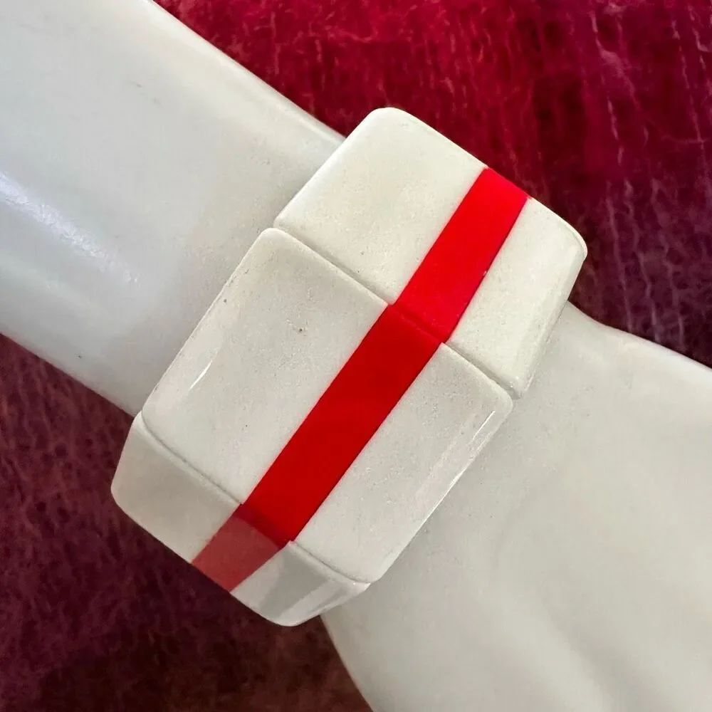 Red and white vintage stretch bangle bracelet